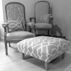 Paire de fauteuils Voltaire et pouf assorti