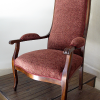 Fauteuil Voltaire recouvert de son tissu. Finition double-corde.